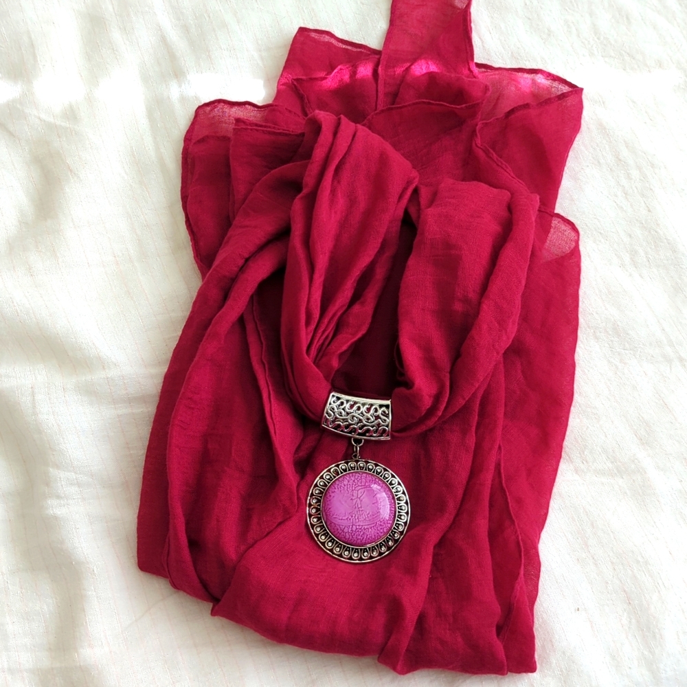Soft linen scarf with pendant
